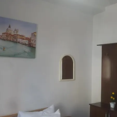 Split Rock Hostel Tiran