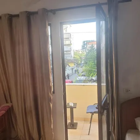 Split Rock Hostel Tiran