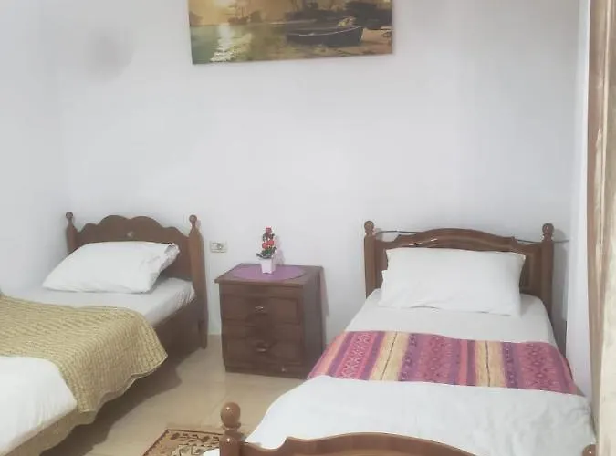 Split Rock Hostel Τίρανα