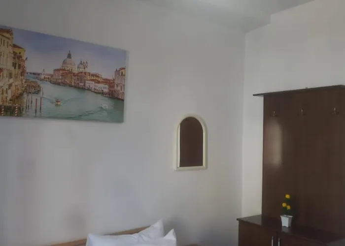 Split Rock Hostal Tirana